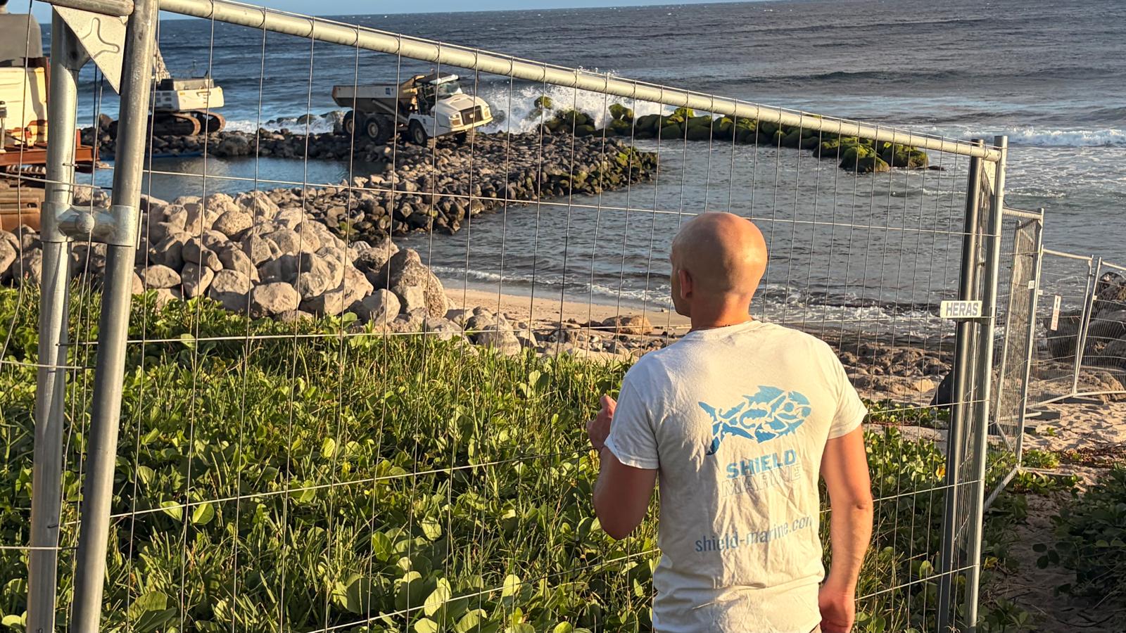 Bénévoles Shield Marine devant les engins de chantier à Grande Anse