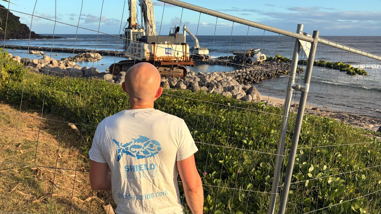 Bénévoles Shield Marine en polo, devant les pelleteuses du chantier de Grande Anse