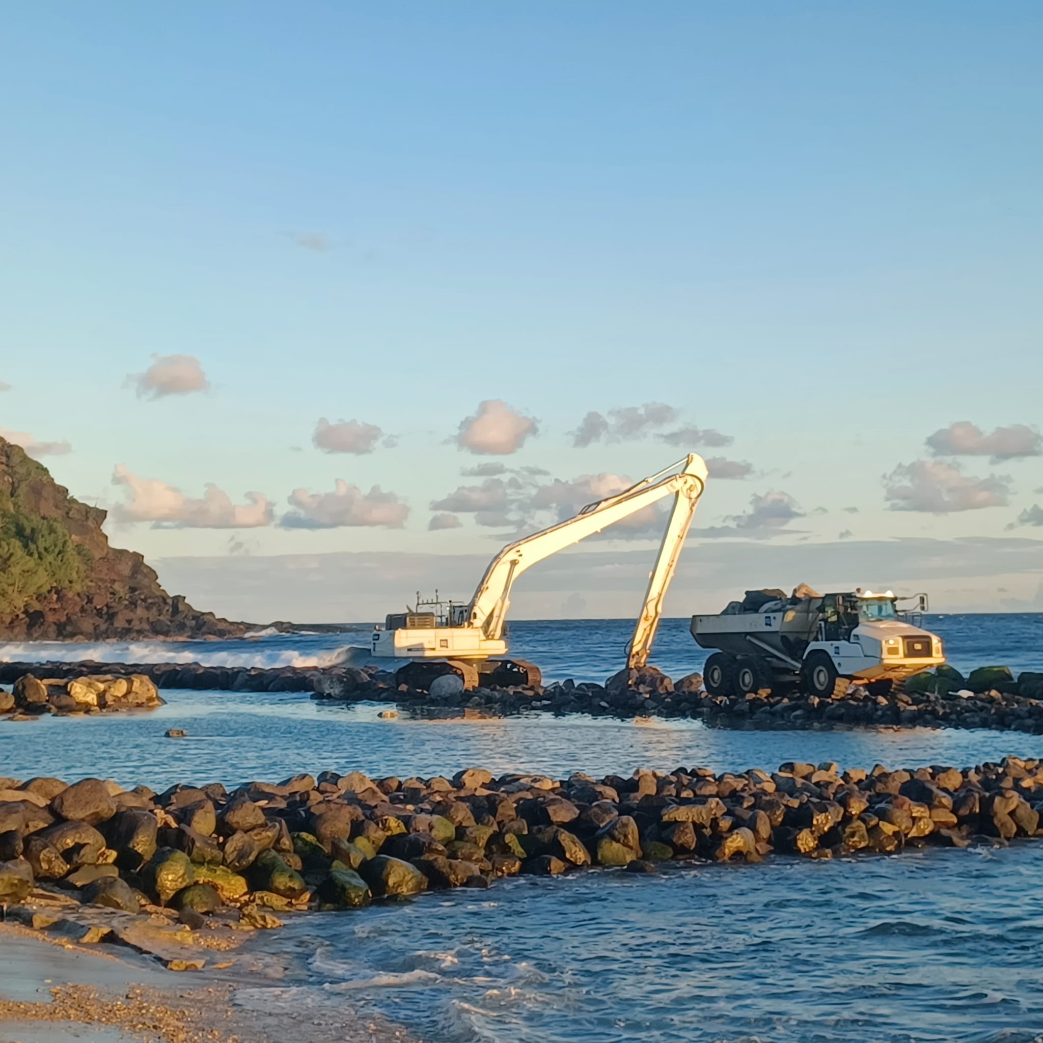 Pelleteuses et camions au milieu de la mer à Grande Anse, mai 2026